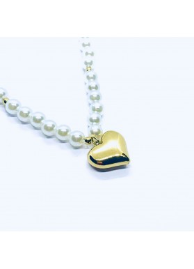 Collier en acier inoxydable et perles avec un pendantif en forme de coeur.